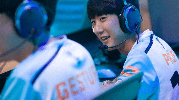 Profit and Gesture lin their London Spitfire team jerseys prior to their departure for Seoul Dynasty