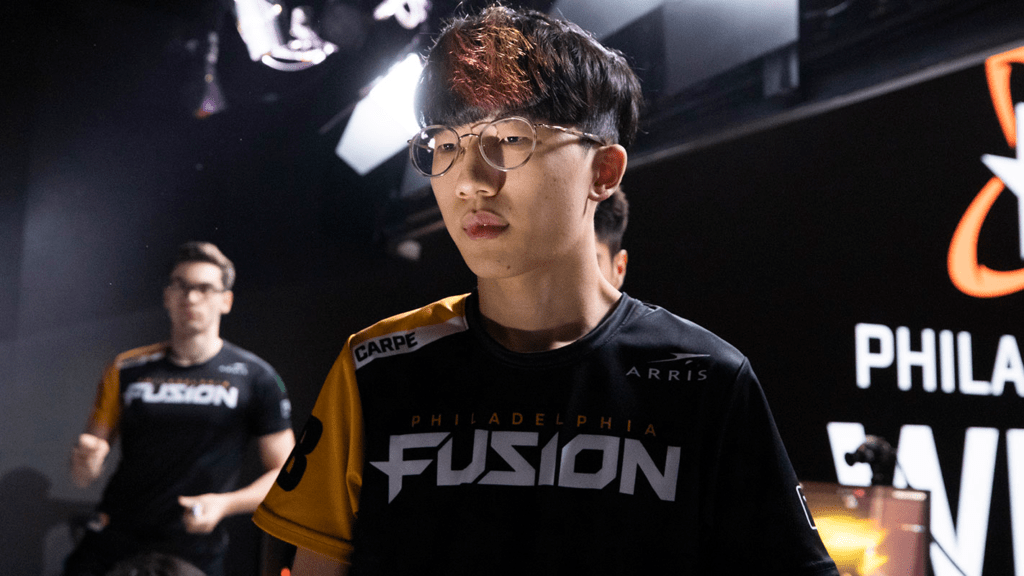 Jae-hyeok “Carpe” Lee crosses the stage in his Fusion jersey.