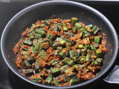 cooking bhindi to make do pyaza