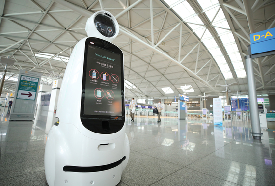  The robot Airstar, created to assist passengers, sits idly at Incheon International Airport, which has been relatively quiet during the coronavirus pandemic. [YONHAP]