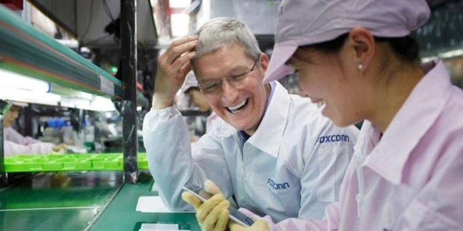 Apple CEO Tim Cook at a Foxconn facility in China
