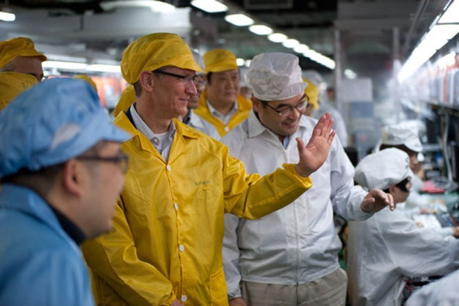 Tim Cook visiting Foxconn assembly plants in 2017